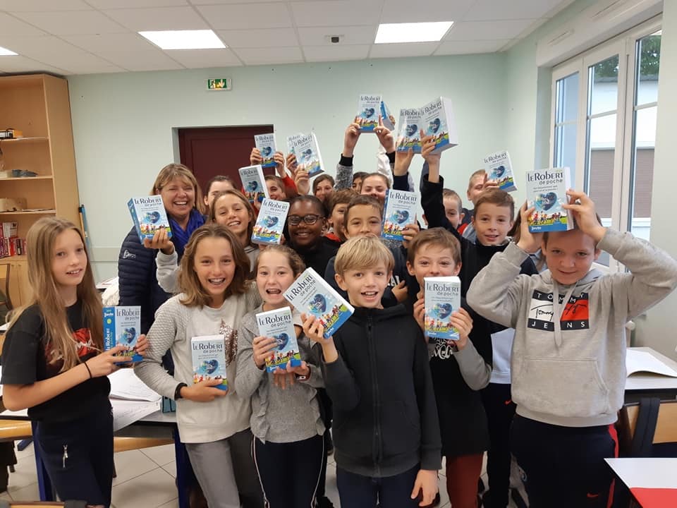 les 6 ème reçoivent leur dictionnaire au collège Sacré Coeur à Amancey